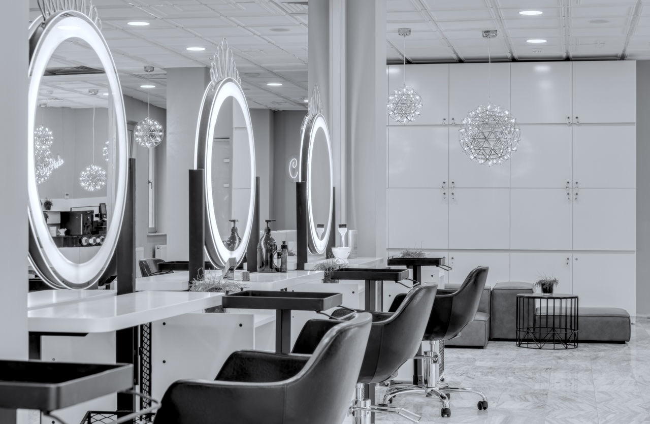 Salón de belleza con sus sillas vacías