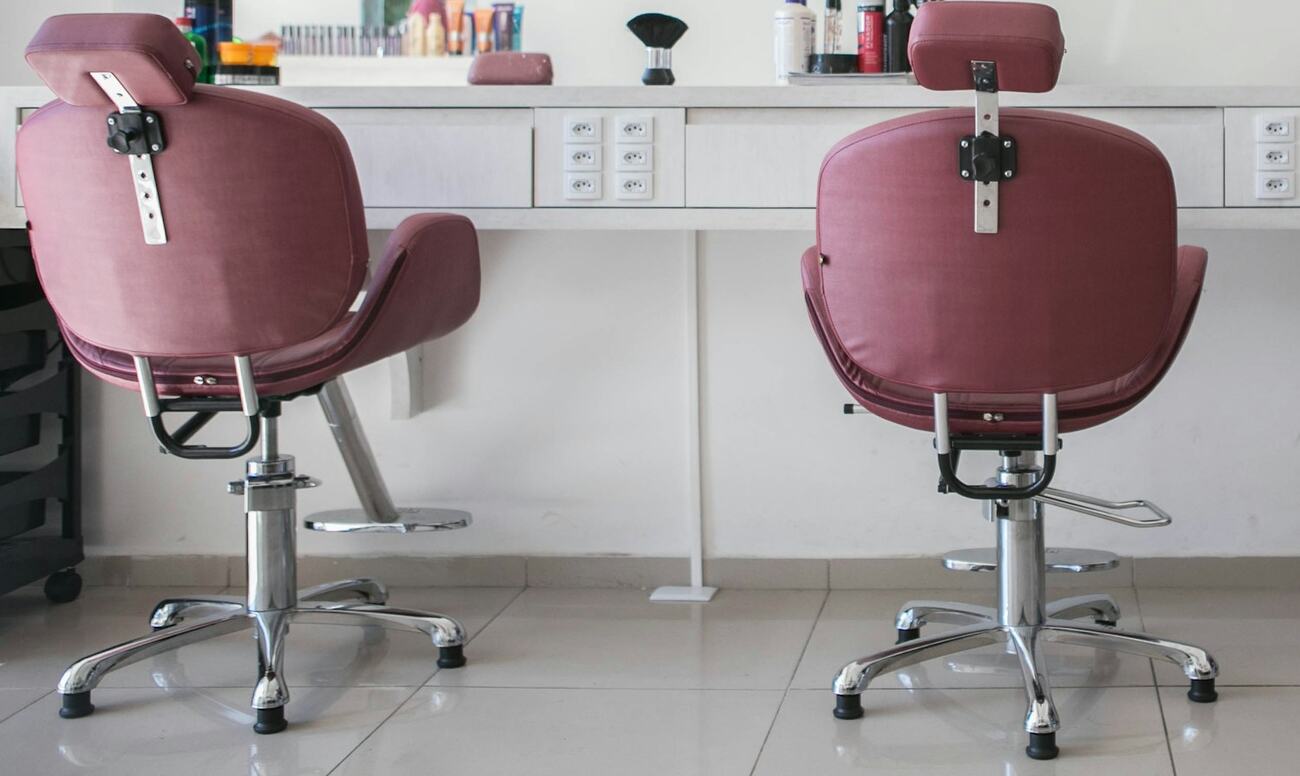 Sillas de un salón de belleza, vacías